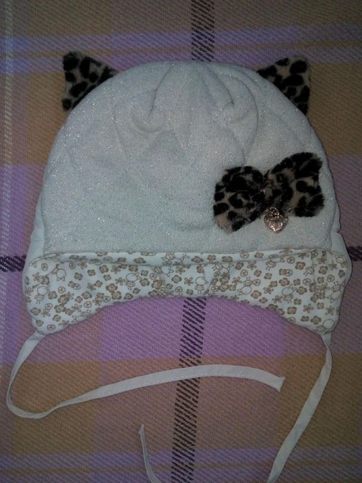 Демисезонная шапочка для девочки