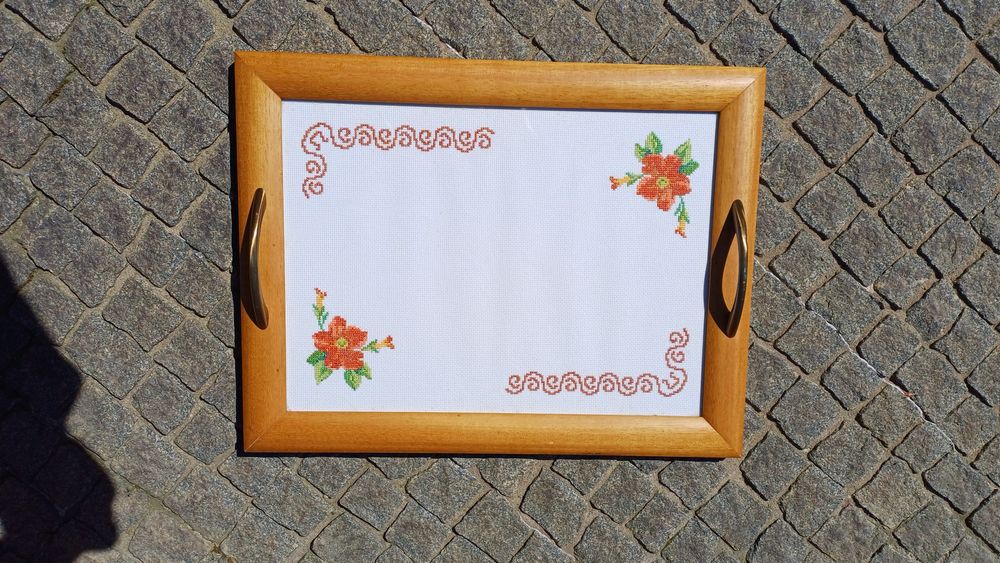 Tabuleiro mesa bordado em ponto cruz com  Vidro