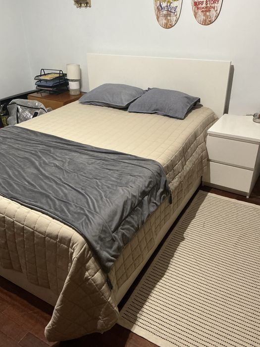 Cama  de casal branca com gavetoes