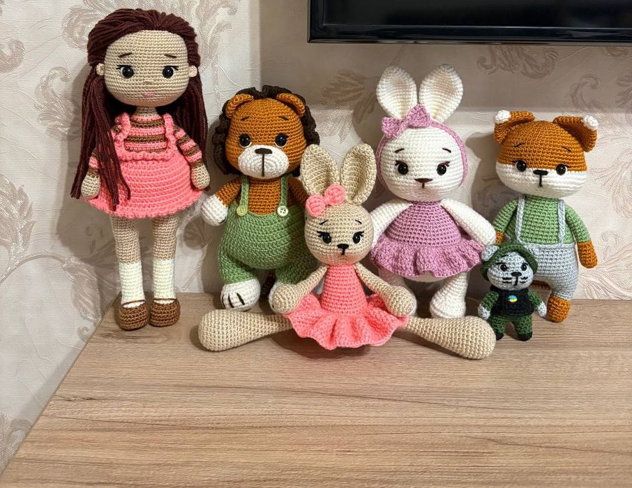 В'язані іграшки -котики захисники