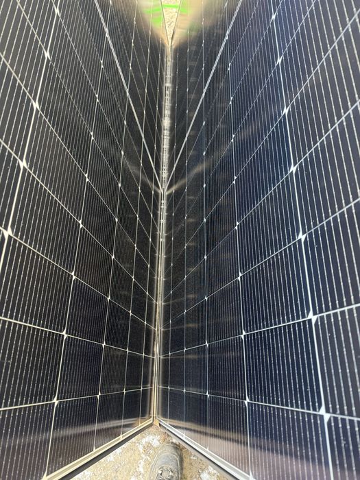 Сонячні панелі в наявності.