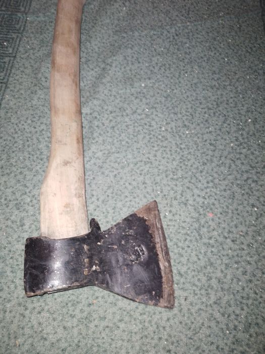 Топор зик , упс ,пилка , лопатка  саперная , вила , ключ трубный