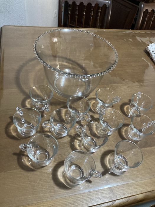 Taça grande  vidro com 12 copos com asa.