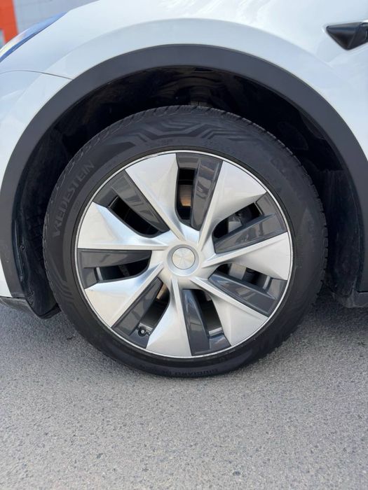 Tesla model Y 2021 года
