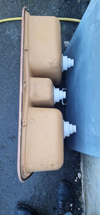 Vendo lavatório de 3 pias em bom estado