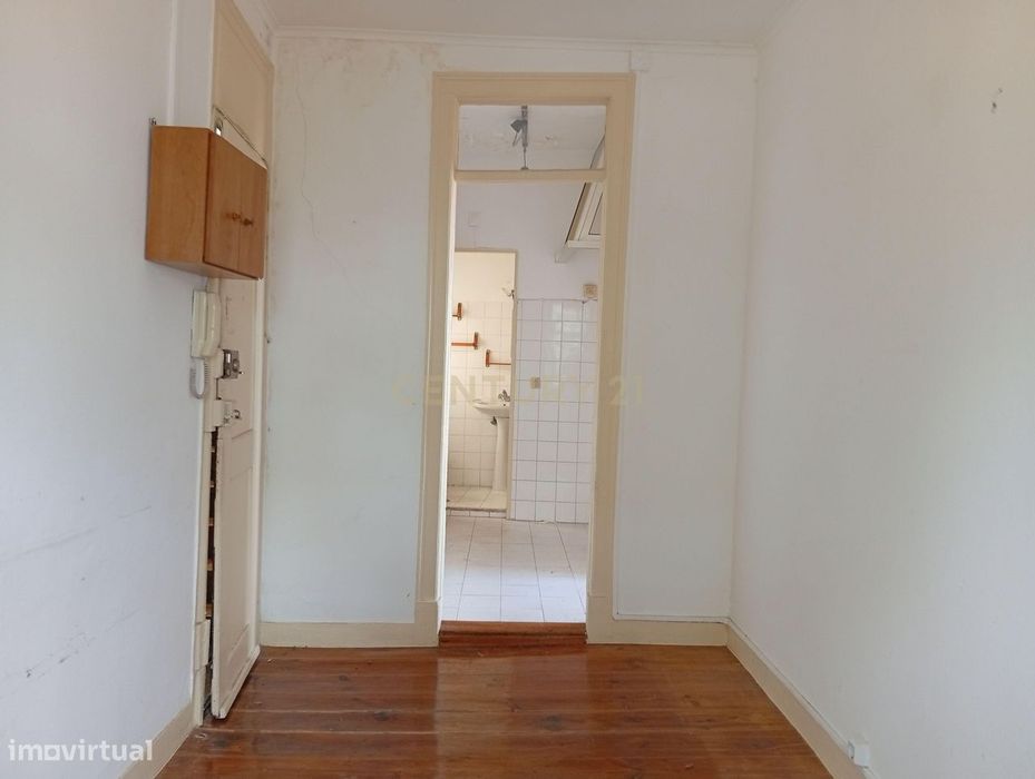 Apartamento para remodelação total situado na zona oriental (a 10m a p
