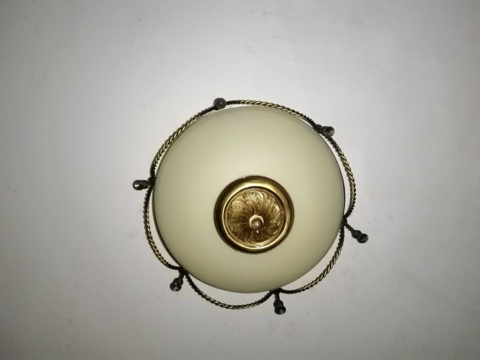 Par de candeeiros de teto em latão polido com vidro opaco bege