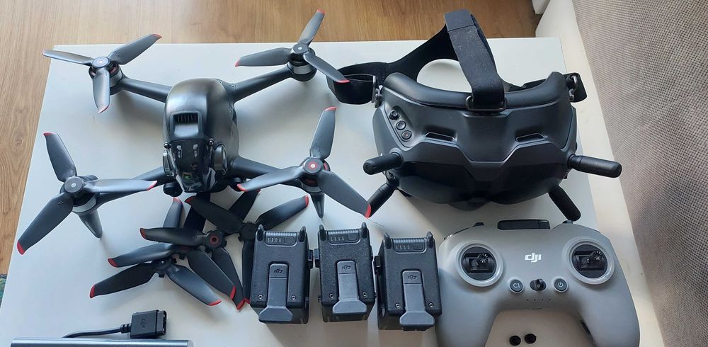 DJI FPV combo + (3 baterie, HUB, arm braces) - wylatane tylko 2h20min