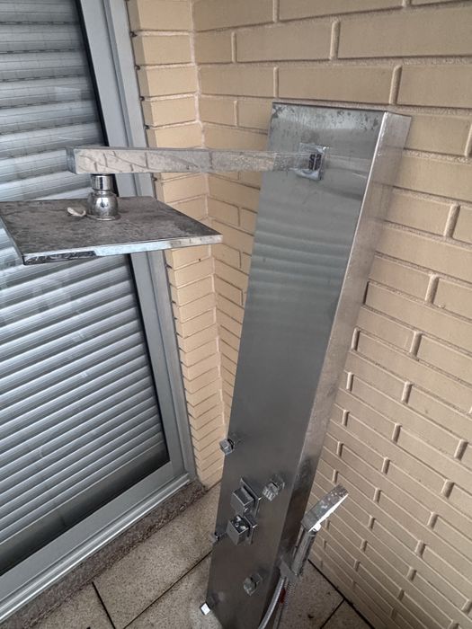 Coluna de duche hidromassagem em inox com chuveiro de chuva