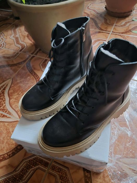 Нові шкіряне взуття