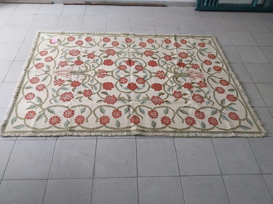 Tapete de arraiolos feito a mao
