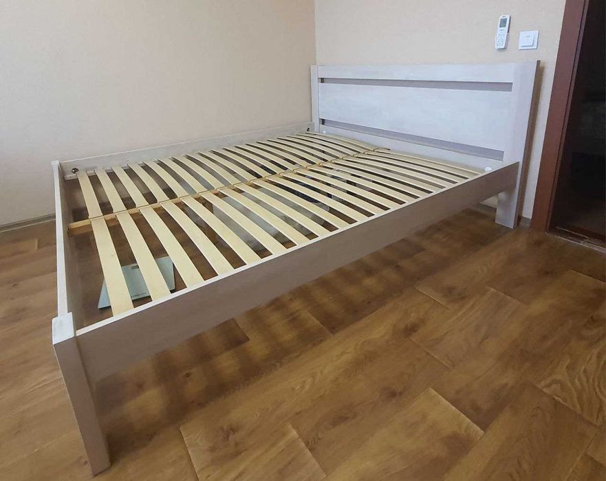 Продається двоспальне деревʼяне ліжко (180х200) + матрац.