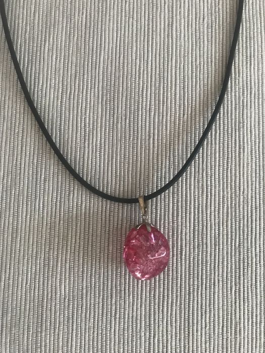 Piękny naszyjnik z różowym kamieniem na rzemyku vintage