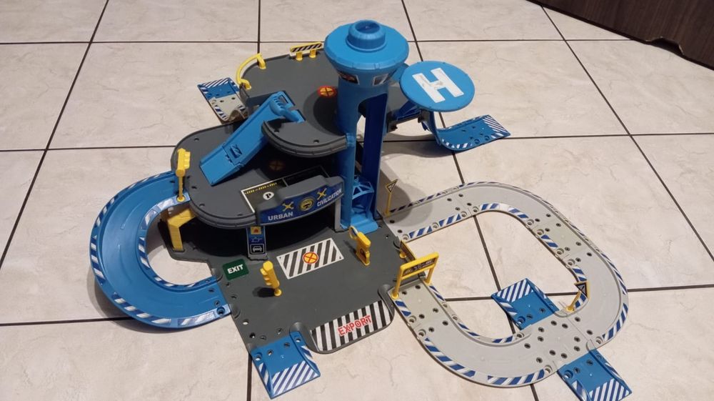 Zabawkowy garaż policyjny dwupietrowy