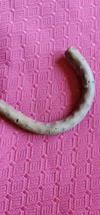 Bengala de madeira muito antiga artesanal e com inscrição