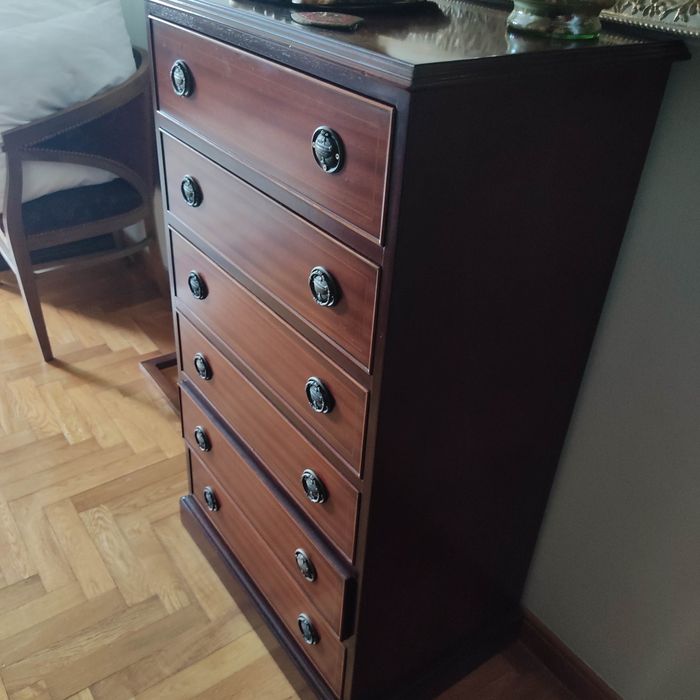 Conjunto de dois móveis antigos, contemporâneos