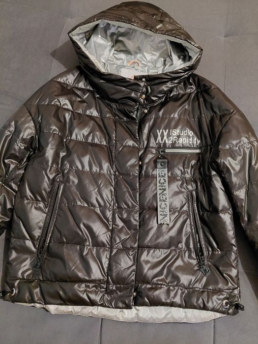 Куртка чорна демісезонна.