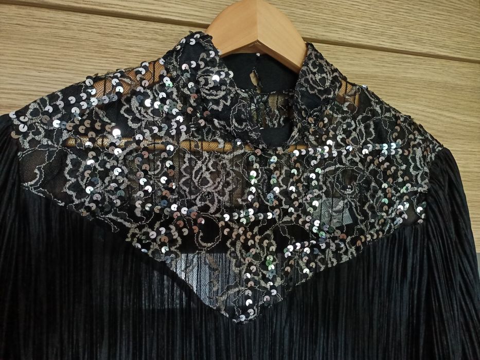 Zjawiskowa sukienka plisowana z cekinami