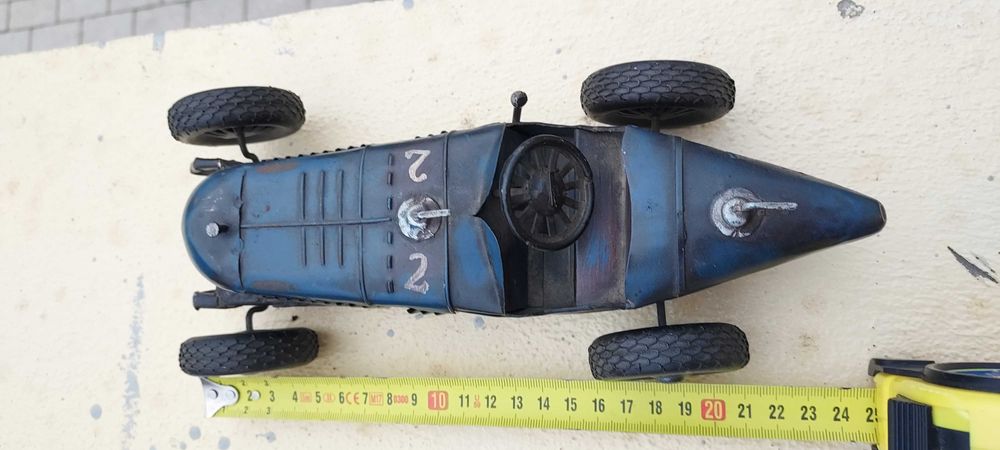 Modelo desportivo de carro em chapa - único