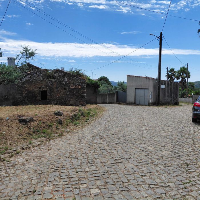 Terreno com casa ruinas. Arega
