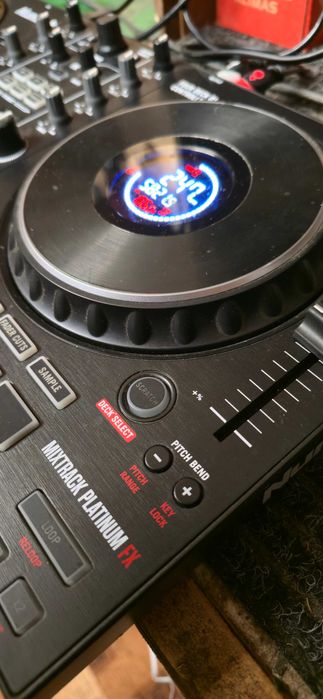 Numark Mixtrack Platinum FX