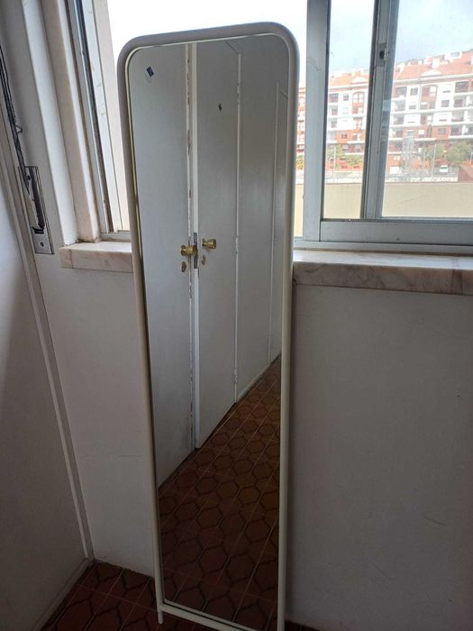 Espelho de pé com cabide IKEA KNAPPER; branco