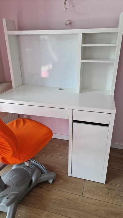 Письмовий стіл Ikea з магнітною дошкою та ортопедичне крісло