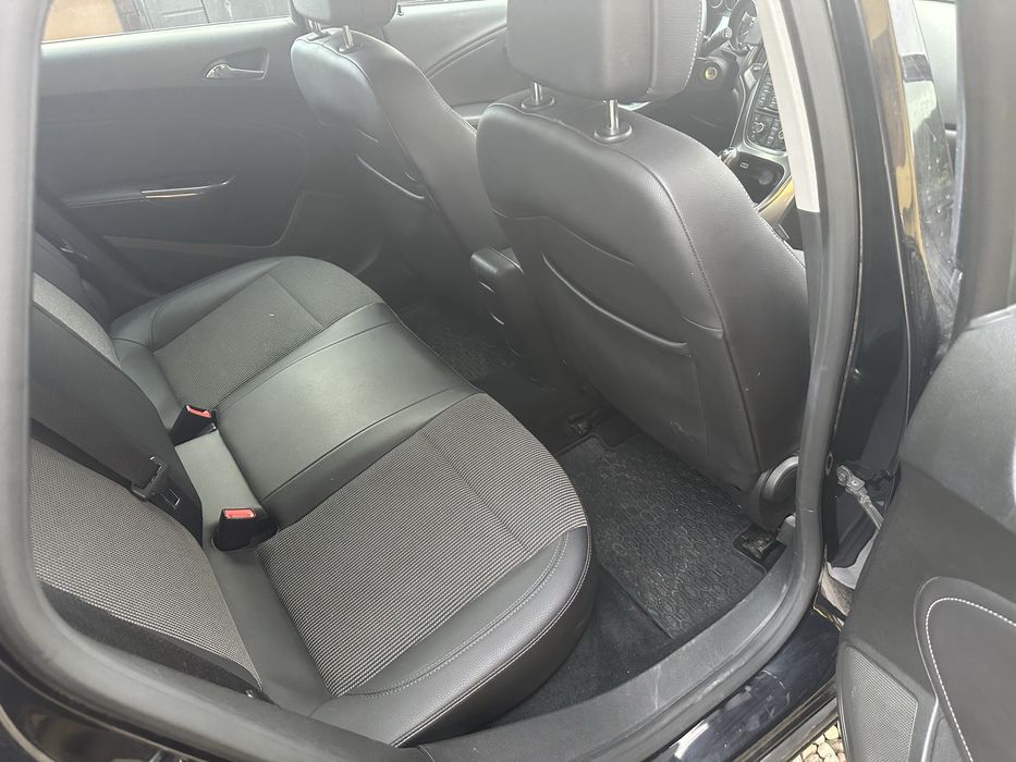 Opel Astra J 2011
