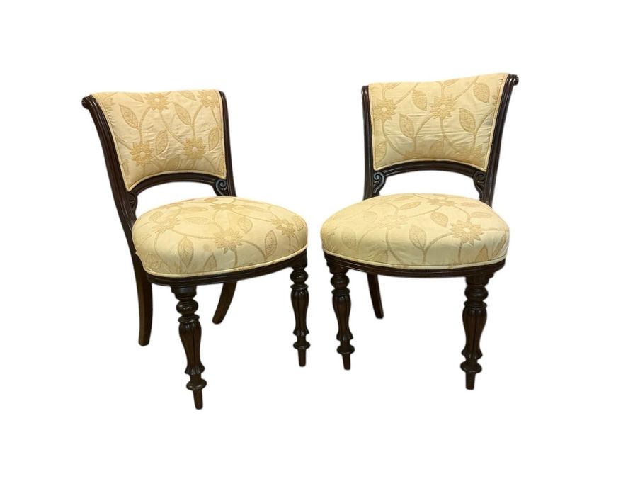 Par de Cadeiras Românticas