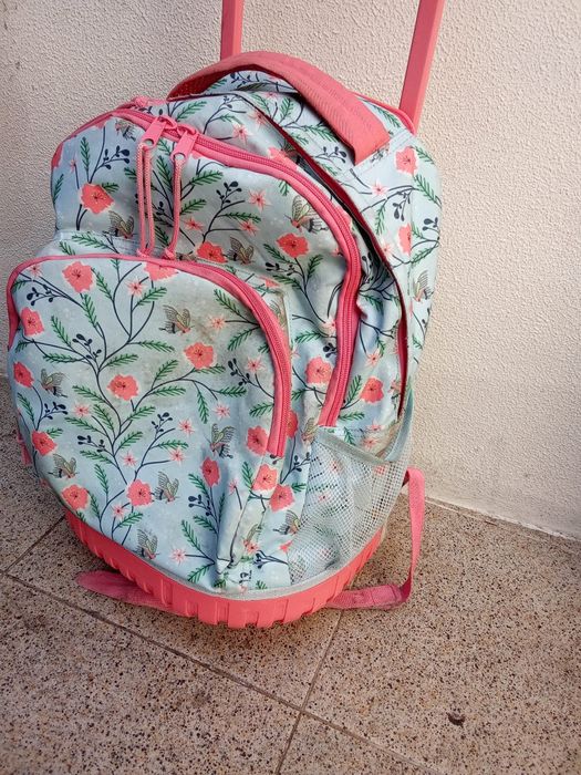 Mochila com Rodinhas Floral – Feminina e Espaçosa