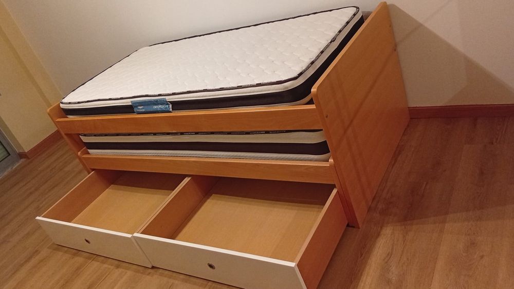 Cama dupla + 2 colchões