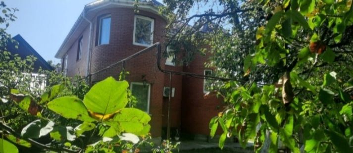 Гарний будинок біля річки .