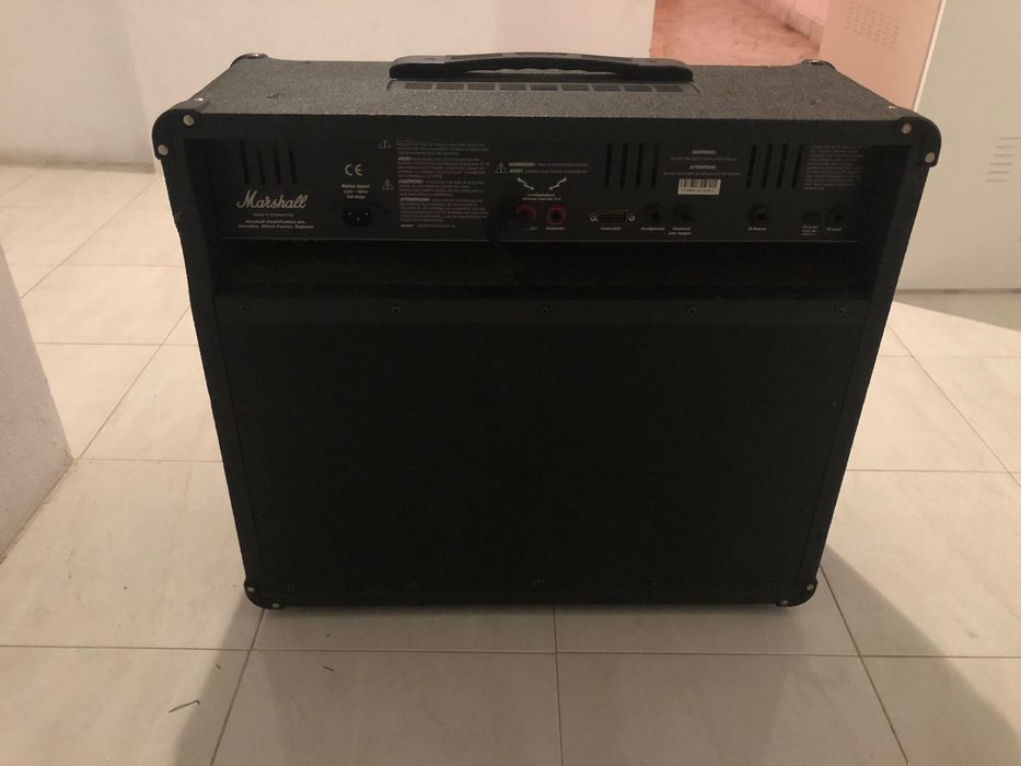 Amplificador Marschall AVT150 Valvestate 2000 + 6 Way Footswitch