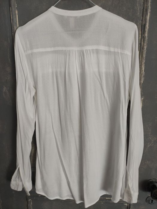 Camisa branca e de xadrez