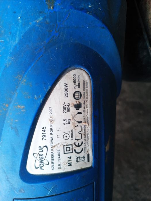 Szlifierka 2500W, dobrze tnie jest mocna.