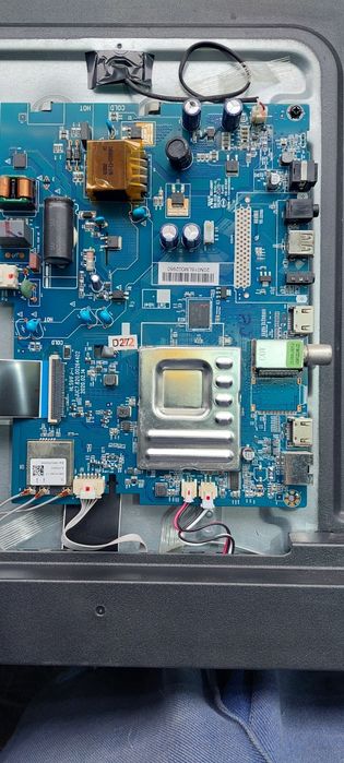 Телевізор BRAVIS LED32H700 SMAPT+T2 з несправним дисплеєм.