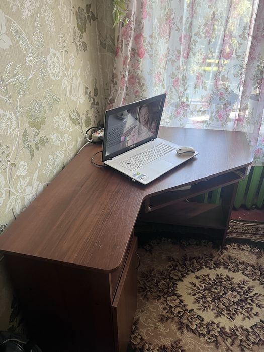 кутовий компʼютерний стіл