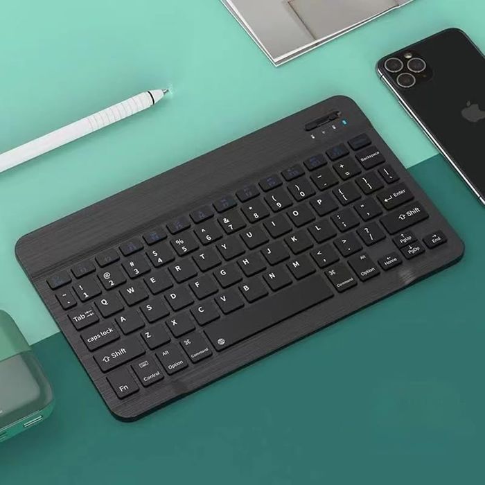 teclado universal de 10 polegadas , conecta via bluetooth .