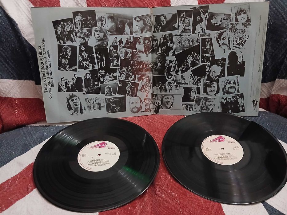 Disco Duplo em Vinil LP dos MOODY BLUES ( This is The Moody Blues ) de 1974. Usado mas em bom estado