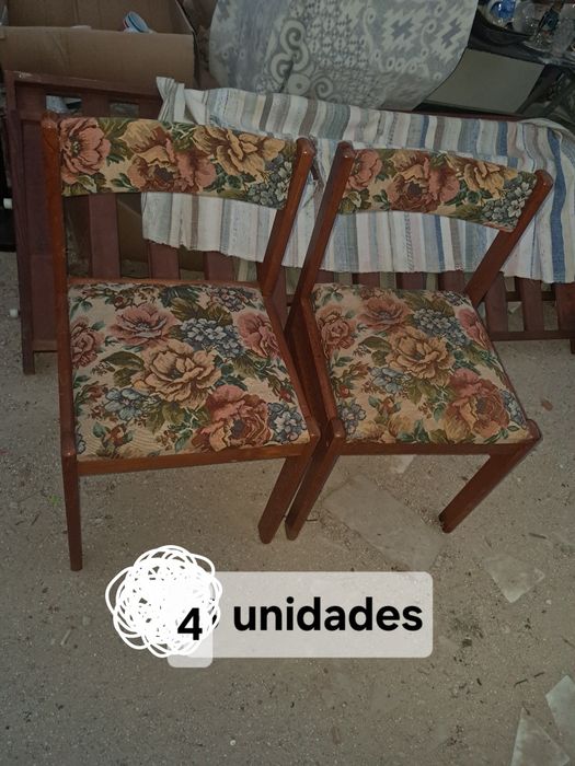 Conjunto quatro cadeiras em madeira forradas