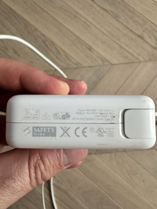 Zasilacz sieciowy przeznaczony do notebooków Apple MacBook