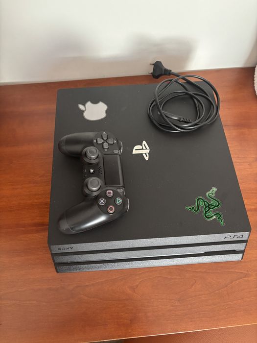 Ps4 pro 1 TB com comando e jogos