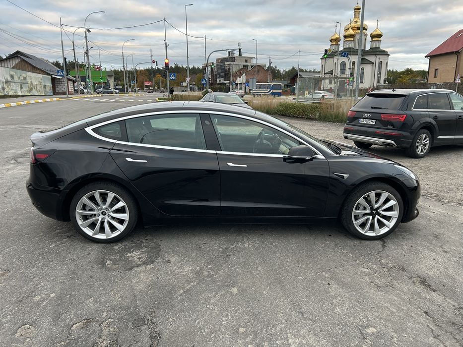 Tesla model 3 2019 рік