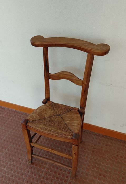 Cadeira em castanho