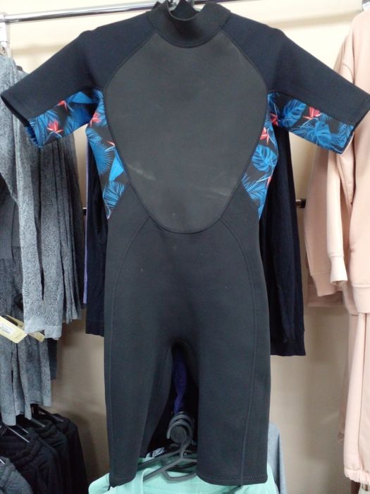 Гидрокостюм хорошее качество .