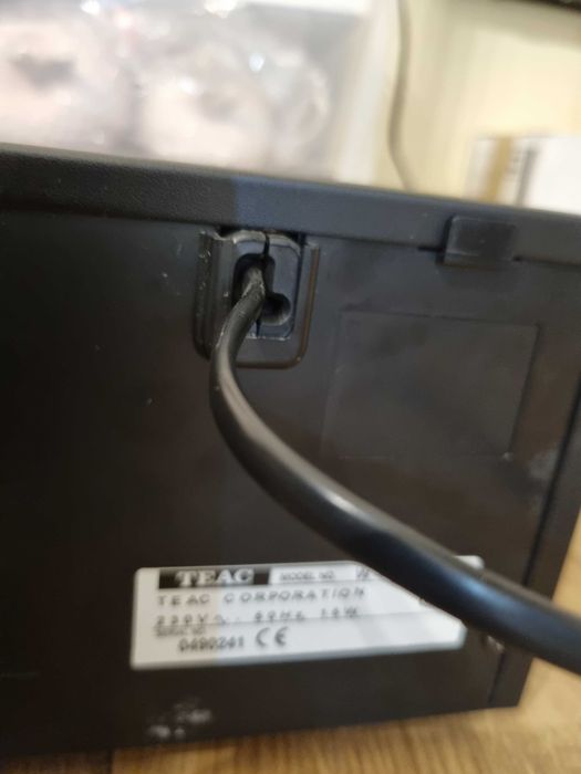 Magnetofon Teac model podany na zdjeciu