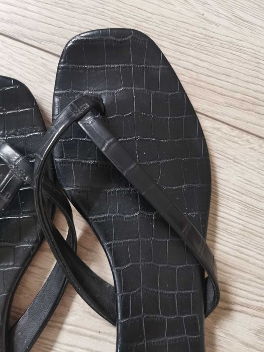 Czarne klapki wężowe 39 japonki H&M