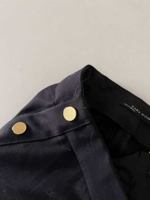 Calças Zara azuis com botões funcionais