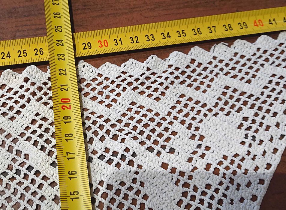 Trójkątne serwety, chyba dekoracja do okna lub kredensu - 4 sztuki