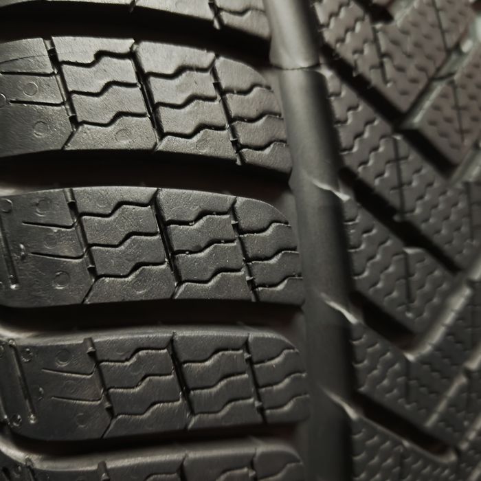 235/35/19 XL Sprzedam parę opon zimowych Pirelli